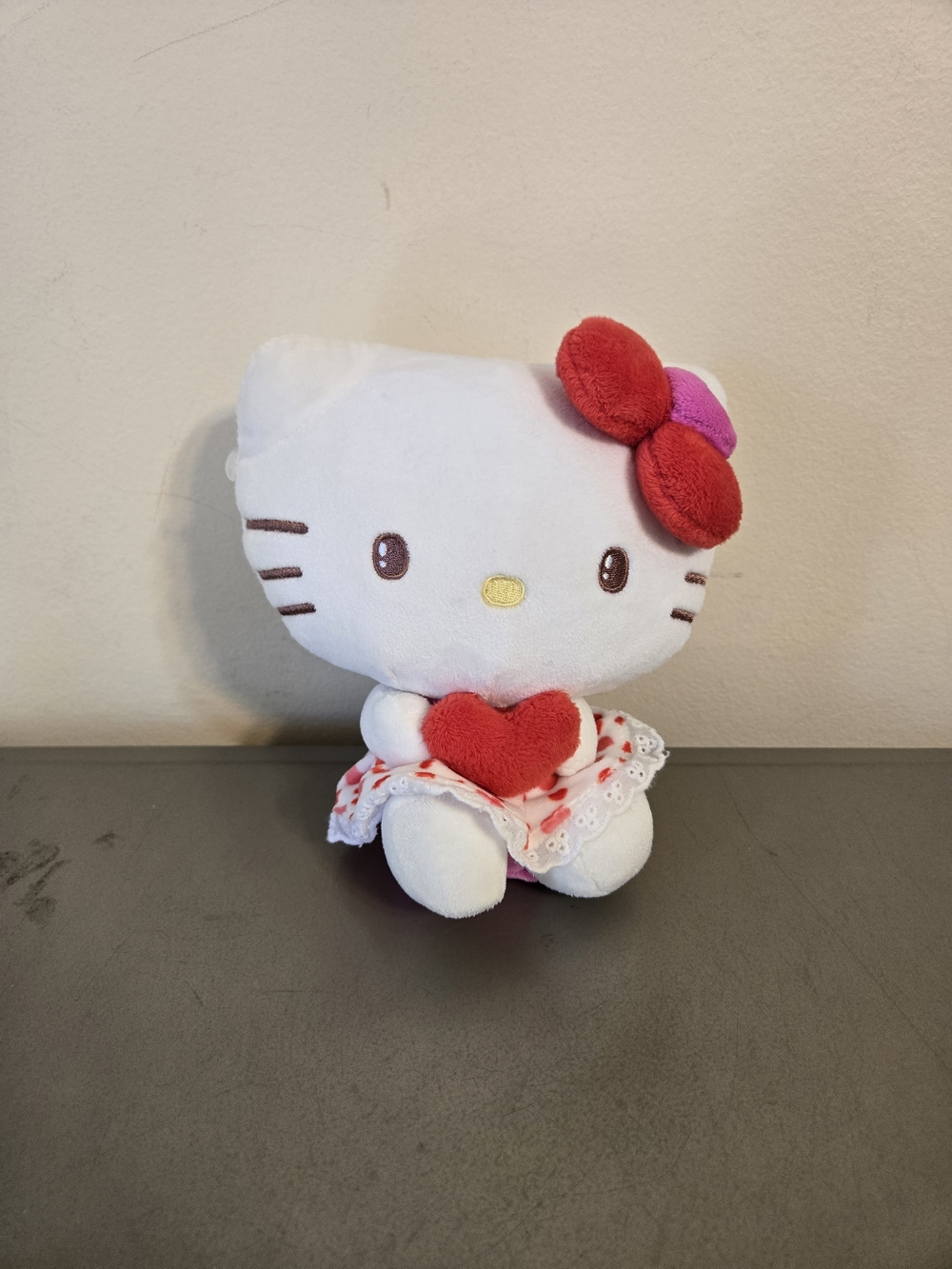 Sanrio Hello Kitty Holding a Heart 7" Plush Toy